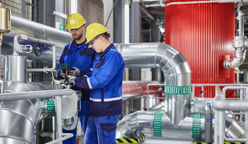 Die Power-to-Heat-Anlage „Karoline“ nutzt künftig „amtlich“ überschüssigen Strom zur direktelektrischen Wärmeerzeugung (in dem roten Elektro-Heizkessel).