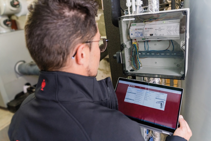 Bild 8 Kann der bestimmungsgemäße Betrieb nicht durch Nutzung aller Entnahmestellen aufrechterhalten werden, empfiehlt sich ein Wassermanagement-System wie das SWS von Schell, das durch Stagnationsspülungen den bestimmungsgemäßen Betrieb übernimmt. Der bestimmungsgemäße Betrieb trägt auch dazu bei, dass die Trinkwasser-Installation nicht durch Pseudomonas aeruginosa kontaminiert wird.