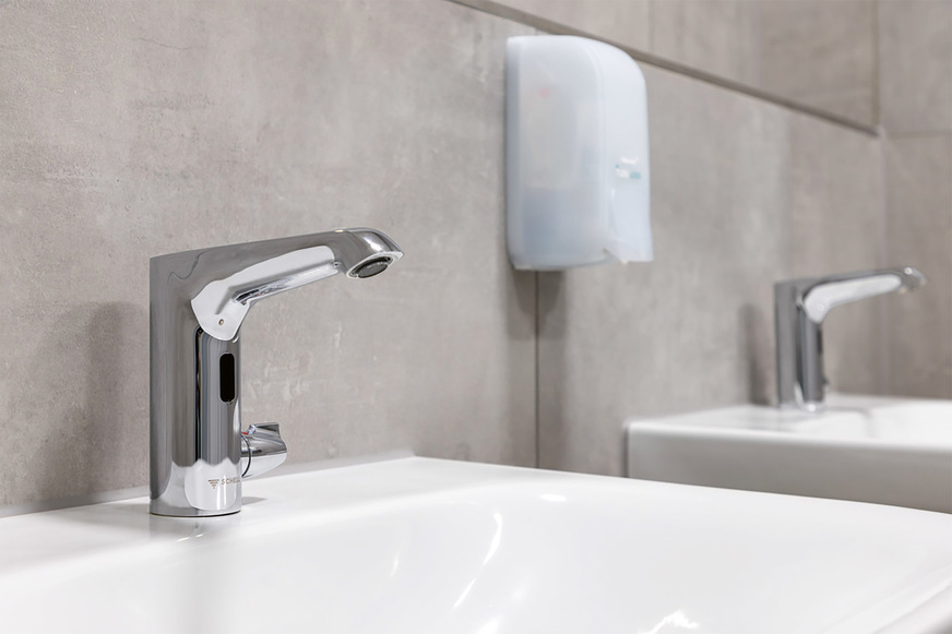 Bild 5 Im Leistungsverzeichnis und bei Bestellungen beim Großhandel sollten explizit Produkte mit hygienisch einwandfreien Oberflächen gefordert werden. Dies ist immer dann der Fall, wenn sie im Herstellungsprozess trocken geprüft werden, wie die Armaturen von Schell.