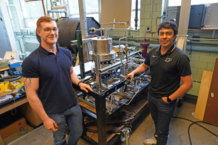 BFS/ESaK-Stipendiat Lukas Bruchhaus und sein Betreuer Antonio Esquivel-Puentes Ph.D. (Post-Doctoral Research Associate) an der Purdue-Universität in den USA