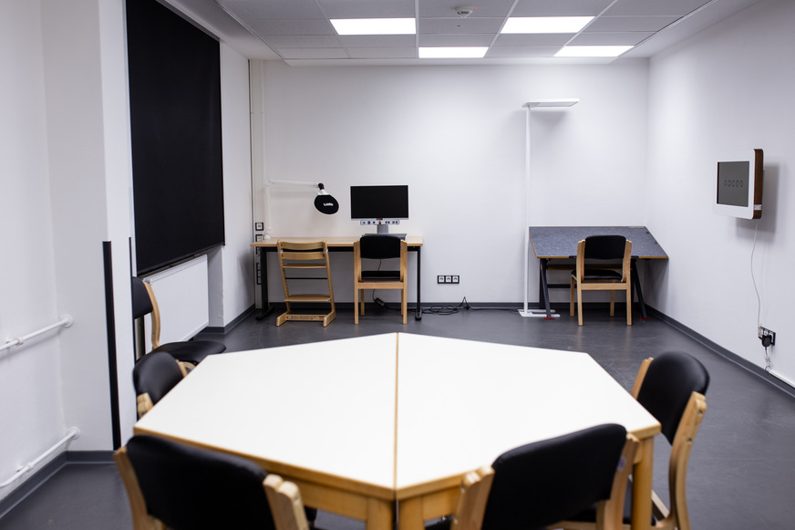 Diagnostikraum mit Prüfgeräten zur Visusermittlung.