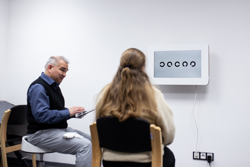 Claas Proske mit einer Patientin.