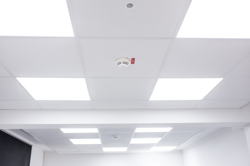 Kaltweißes Licht im Diagnostikraum.