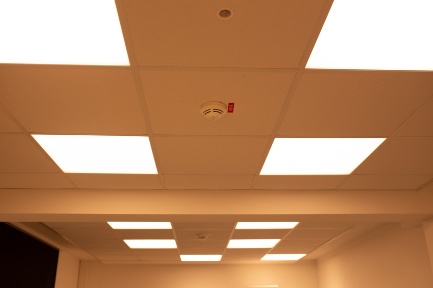 Warmweißes Licht im Diagnostikraum.