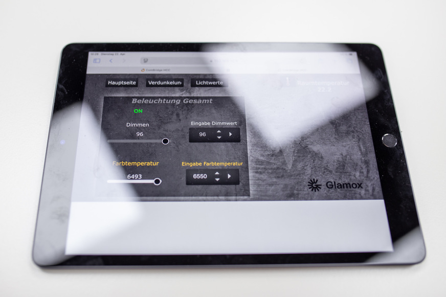 Steuerung von Dimmung und Farbtemperatur auf dem Tablet.
