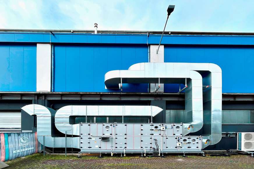 Bild 5 Das RLT-Gerät für die Klimatisierung der Konferenzräume steht im Außenbereich neben der Halle.