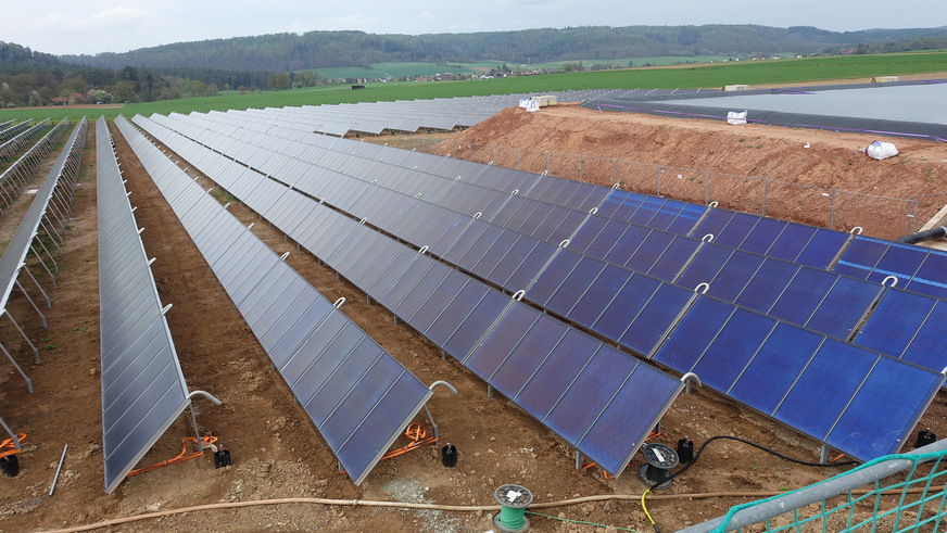 Das solarthermische Kollektorfeld mit 855 Flachkollektoren auf einer Fläche von rund 12.900 m2 bildet die zentrale Wärmequelle und speist an sonnenreichen Tagen direkt den saisonalen Erdbeckenspeicher.