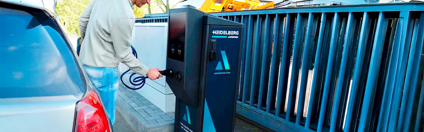 An einer öffentlichen Ladestation am Standort von OLI Systems in Harthausen können Nutzer mit BANULA und dem Durchleitungsmodell ihren eigenen Ladestrom nutzen.