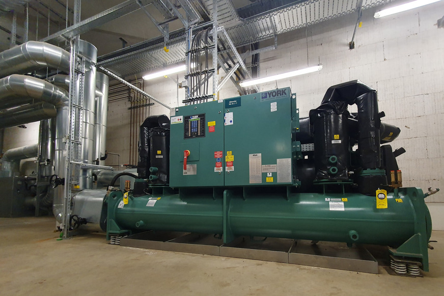 Bild 4 Kompressionskälteanlage: Die Kälteerzeuger sowie alle Hilfsaggregate werden nicht mehr nach fester Reihenfolge (Grund- und Spitzenlast) eingesetzt, sondern effizienzbasiert – abhängig von den Witterungsbedingungen und der geforderten Leistung – über standardisierte Protokolle von dem Systemmanagement freigegeben und geregelt.