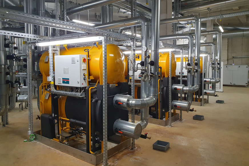 Bild 3 Die Antriebsenergie der drei Absorptionskälteanlagen ist zwar Wärme, durch den nun bedarfsgerechten Betrieb der Pumpen in den Kalt- und Kühlwasserkreisläufen konnten dennoch hohe Einsparungen bei den Stromkosten erzielt werden.