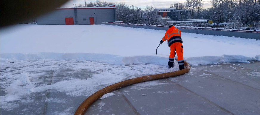 Bild 1 Dachräumung nach starkem Schneefall auf dem Dach einer Einzelhandelsimmobilie. Räumen auf Verdacht wird sich niemand leisten wollen. Effizienter ist es, eine mögliche Gefährdung frühzeitig erkennen, bewerten und mit Prognosen abgleichen zu können.