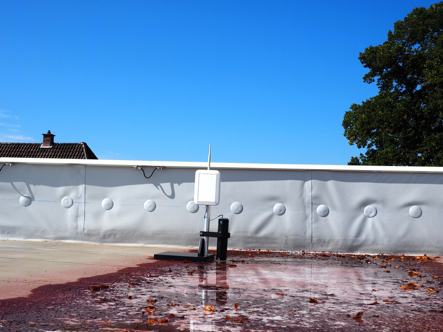 Bild 5 Wasserstandsensor auf einem Flachdach. Abläufe können beispielsweise durch Laub verstopfen.