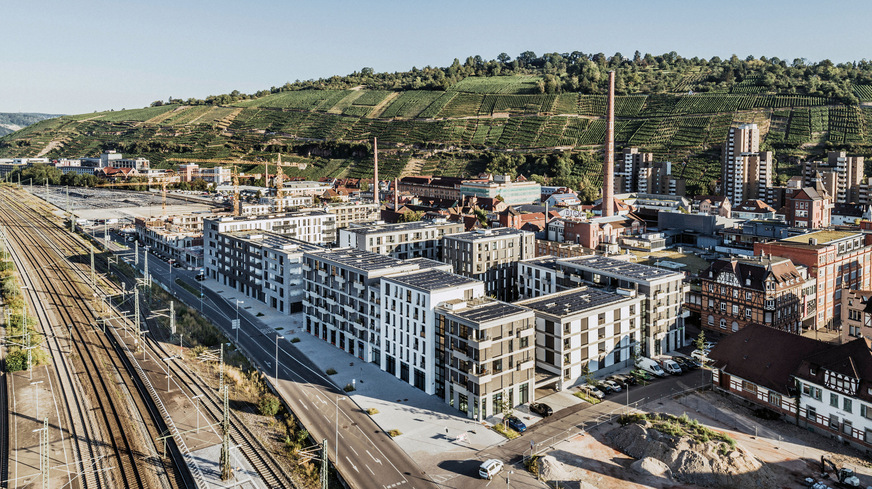 Auf dem Gelände des ehemaligen Güterbahnhofs ist in Esslingen am Neckar das Klimaquartier „Neue Weststadt“ entstanden – mit 480 Wohnungen, Büro- und Gewerbeflächen sowie einem Neubau der Hochschule Esslingen.