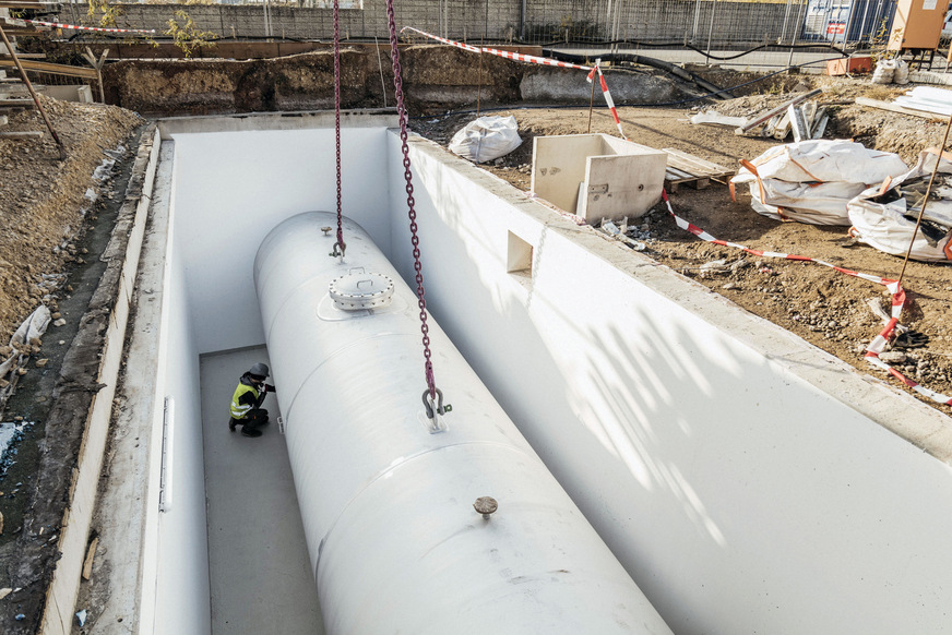 Im November 2020 wurde der H2-Speicher im Quartier angeliefert und eingebaut. Hier kann der Wasserstoff bis zu seiner weiteren Verwendung zwischengelagert werden.