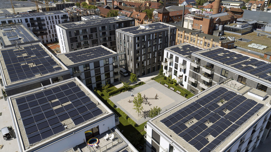 Alle Dächer sind mit PV-Modulen bestückt und beliefern das Quartier mit erneuerbarem Solarstrom. Überschüssiger Strom wandert direkt in den Elektrolyseur und wird zur Wasserstoffproduktion eingesetzt.