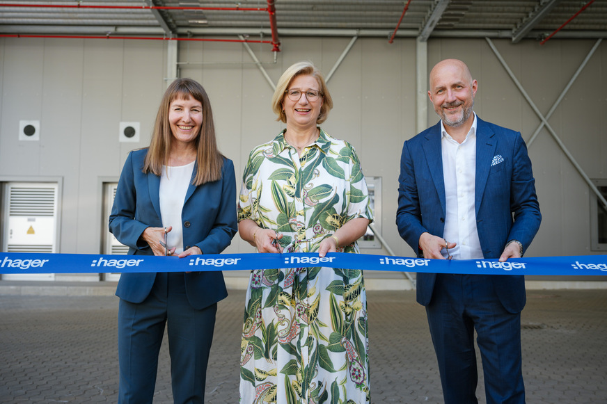 Sabine Busse, CEO Hager Group, Anke Rehlinger, Ministerpräsidentin des Saarlands und Daniel Hager, Aufsichtsratsvorsitzender der Hager Group weihen feierlich die Investitionen am Standort Blieskastel ein.