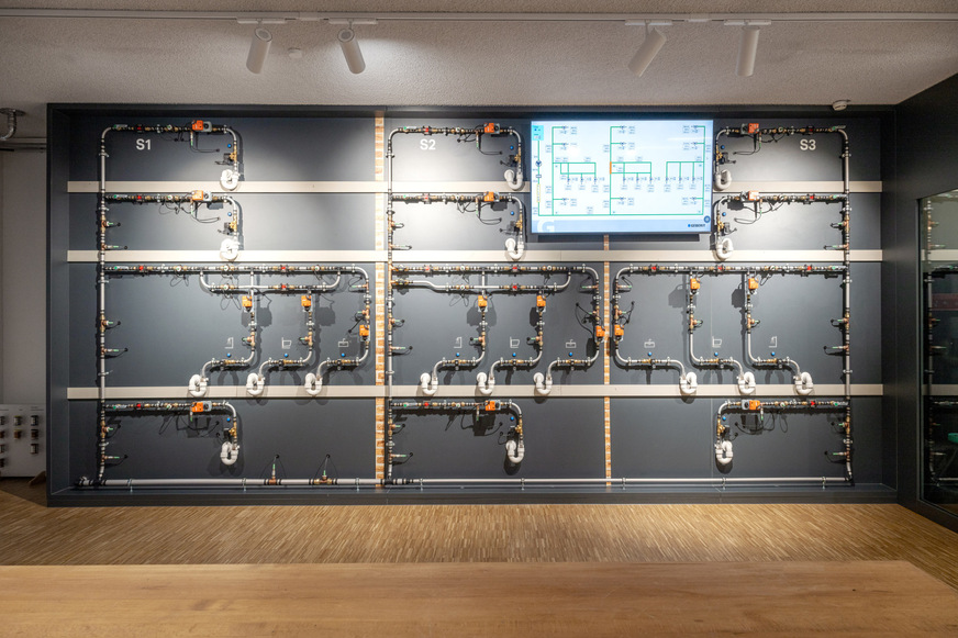 Die neue Hydraulikwand im Geberit Informationszentrum Langenfeld simuliert realitätsnah die Trinkwasser-Installation eines Gebäudes mit 12 Nutzungseinheiten und macht komplexe Zusammenhänge transparent.