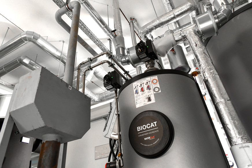 Biocat Kalkschutzanlagen sind aufgrund der geschlossenen Behälterbauweise hygienisch besonders sicher, weil kein direkter Zugang und Eintrag von Mikrobiologie durch das Nachfüllen von Aufbereitungsstoffen in das Trinkwasser möglich ist.