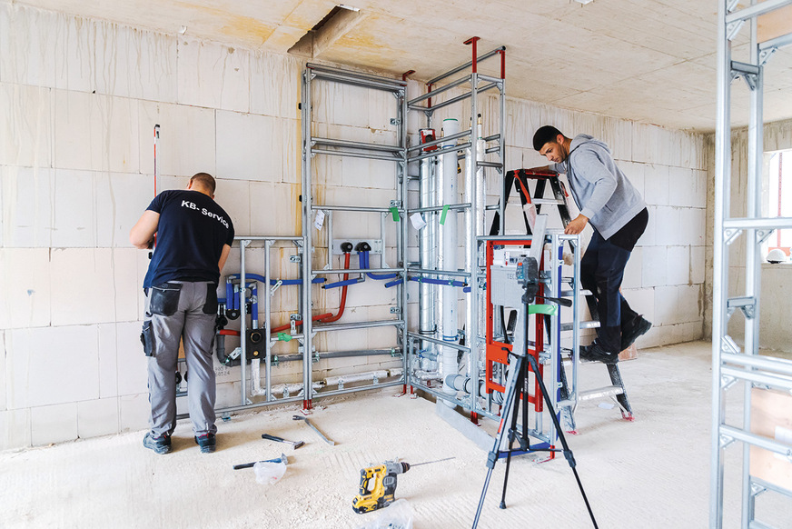 Blick auf die Montage: Die Tecesystem-Wände bilden die spätere Trennwand zwischen Küche und Bad.