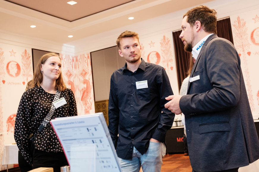 Begleitet wird das bundesweite Branchentreffen von einer Fachausstellung, die über einschlägige Produkte und Dienstleistungen informiert.