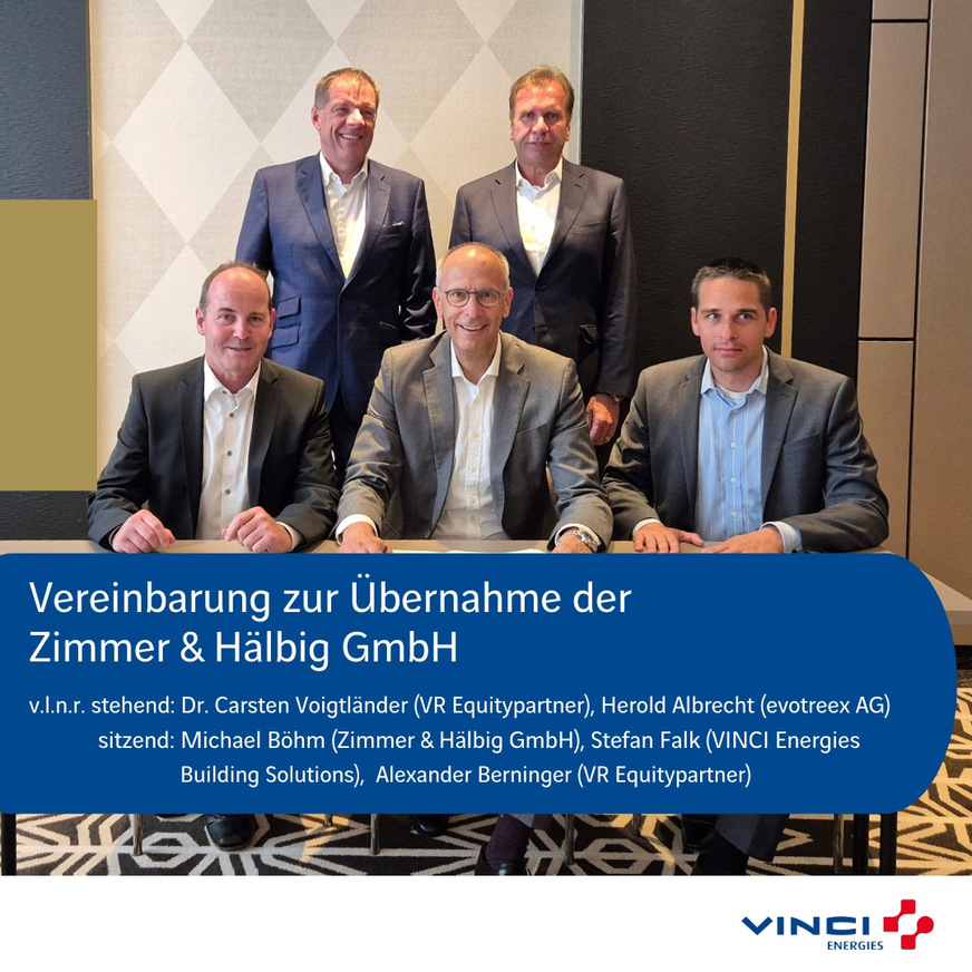 v.l.n.r.: stehend: Dr. Carsten Voigtländer (VR Equitypartner), Herold Albrecht (evotreex AG); sitzend: Michael Böhm (Zimmer & Hälbig GmbH), Stefan Falk (Vinci Energies Building Solutions), Alexander Berninger (VR Equitypartner).