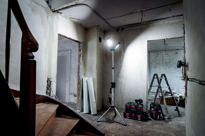 Bild 3 Stative ermöglichen eine erhöhte Positionierung und damit ein möglichst blend- und schlagschattenfreies Licht.