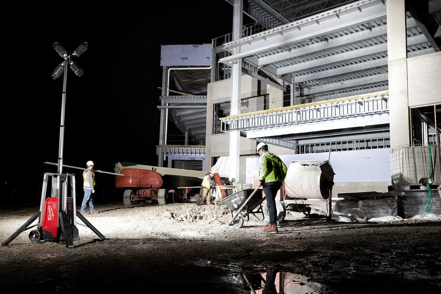 Bild 10 Leistungsstarke LED-Strahler mit motorisiertem Mast bieten helles Baustellenlicht mit bis zu 27.000 Lumen im Netzbetrieb und bis zu 20.000 Lumen im Akkubetrieb.