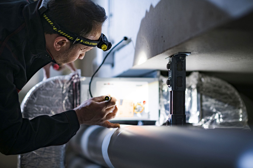 Bild 7 Neben LED-Taschenlampen können LED-Stirnlampen gute Dienste bei der gezielten Ausleuchtung des unmittelbaren Arbeitsbereichs leisten, …