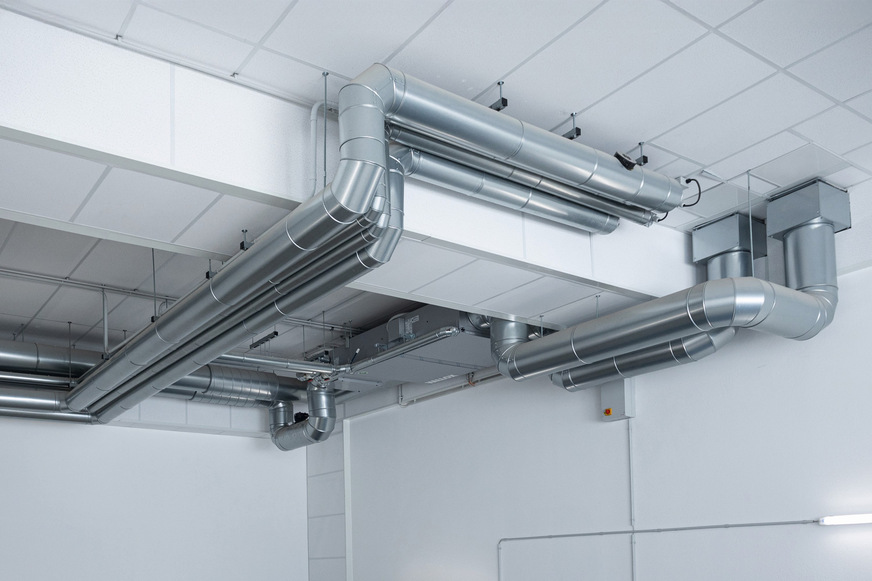 Bild 3 Im M14 wurden 25 Vario-Lüftungsgeräte installiert. Die Deckengeräte und das Rohrsystem sind bewusst sichtbar im Foyer, in den WCs sowie im Aufgang der Tiefgarage untergebracht; …