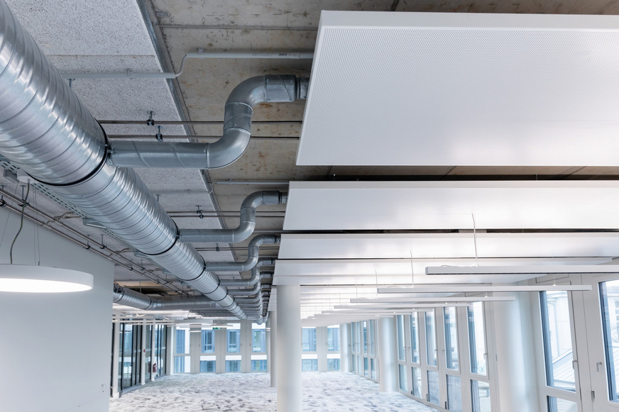 Bild 2 Moderner Industrie-Look. Die Kombination von Heiz- und Kühldeckenmodulen mit einem dezentralisierten Lüftungssystem ermöglicht eine hohe Individualität beim Raumklima.