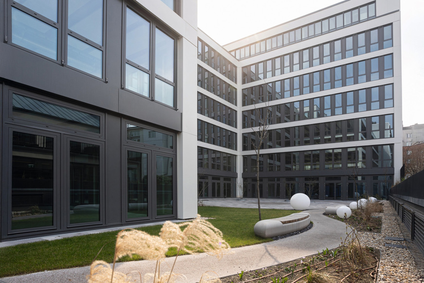 Bild 1 Moderner Bürokomplex in Berlin Mitte mit begrüntem Innenhof und Dachterrasse: Das M14 bietet Raum für effizientes Arbeiten in angenehmer Umgebung.