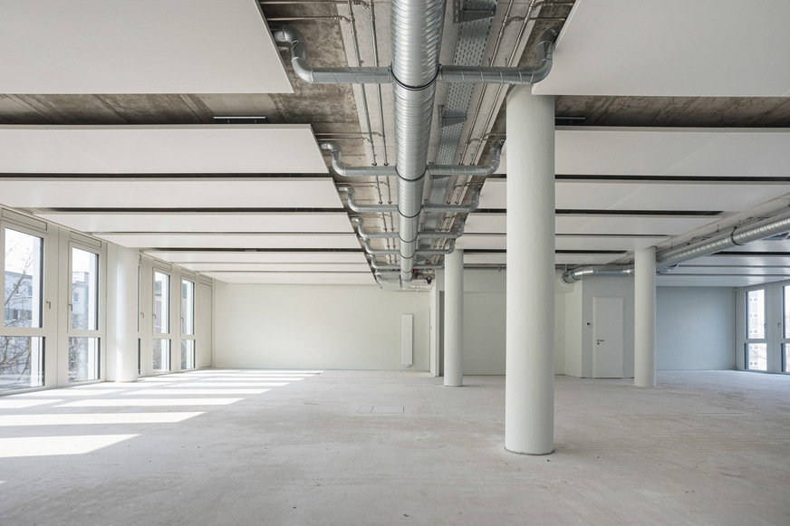 Bild 6 Die hellen Büroräume mit großen Fensterflächen können durch das Konzept mit einem Lüftungsgerät pro Einheit flexibel an die Bedürfnisse der Mieter angepasst werden; …