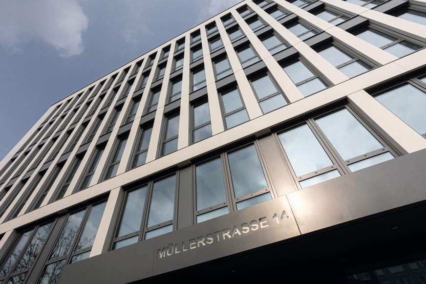 Bild 5 Das M14-Bürogebäude mit Stahl-Glas-Fassade und anthrazitfarbenen Fensterbändern besteht aus zwei verbundenen Bauteilen und einer Tiefgarage.