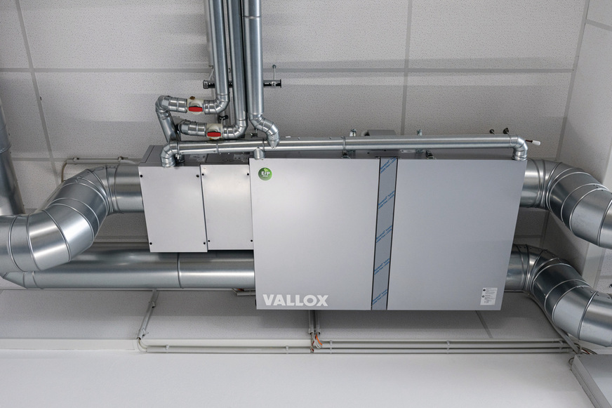 Bild 4 … die Lüftungsgeräte verfügen neben der hocheffizienten Wärmerückgewinnung auch über Heiz- und Kühlregister zum gezielten Temperieren der Zuluft.