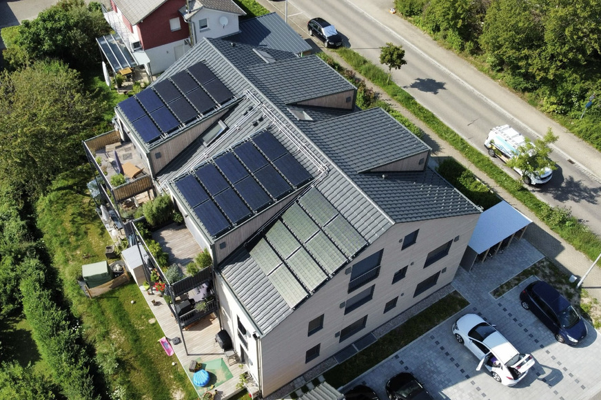 Bild 1 Das kernsanierte Gebäude wird monoenergetisch über Wärmepumpe versorgt, die mit 28 PVT-Luft/Sole-Kollektoren als alleinige Wärmequelle betrieben wird.