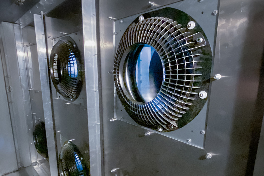 Das FanGrid wurde so ausgelegt, dass sich jederzeit einfach ein weiterer Ventilator einbauen lässt. Die dafür vorgesehene Öffnung ist mit einer Klappe verschlossen. Die 5&nbsp;RadiPac C EC-Ventilatoren sorgen für die nötige Redundanz der Anlage.