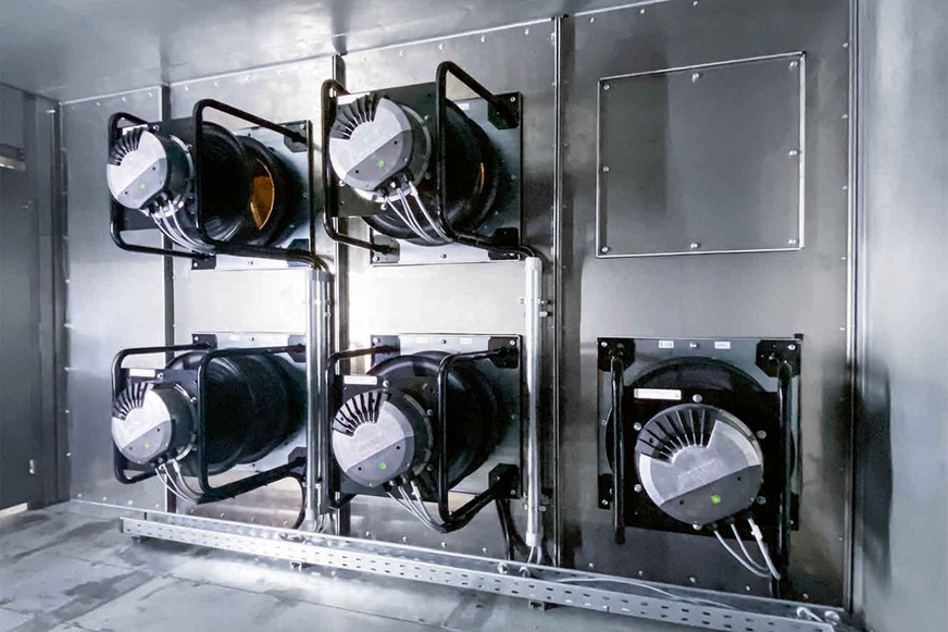 Das FanGrid wurde so ausgelegt, dass sich jederzeit einfach ein weiterer Ventilator einbauen lässt. Die dafür vorgesehene Öffnung ist mit einer Klappe verschlossen. Die 5 RadiPac C EC-Ventilatoren sorgen für die nötige Redundanz der Anlage.