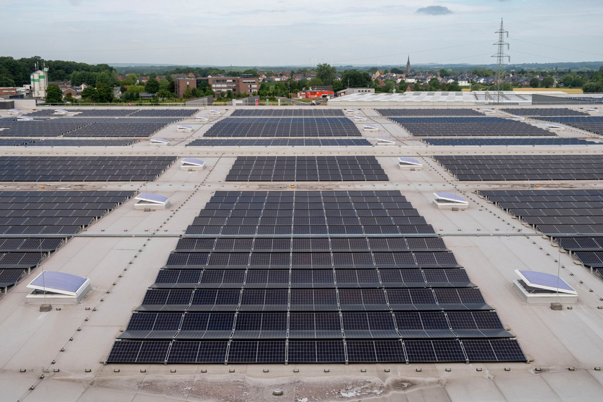 Die Photovoltaik-Anlage auf dem Dach des Zentrallagers der GC-Gruppe in Selm ist in etwa so groß wie 6 Fußballfelder.