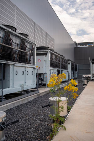 Wärmepumpen übernehmen gemeinsam mit Flächenheizungen die Klimatisierung der Bürobereiche des Zentrallagers der GC-Gruppe in Selm.