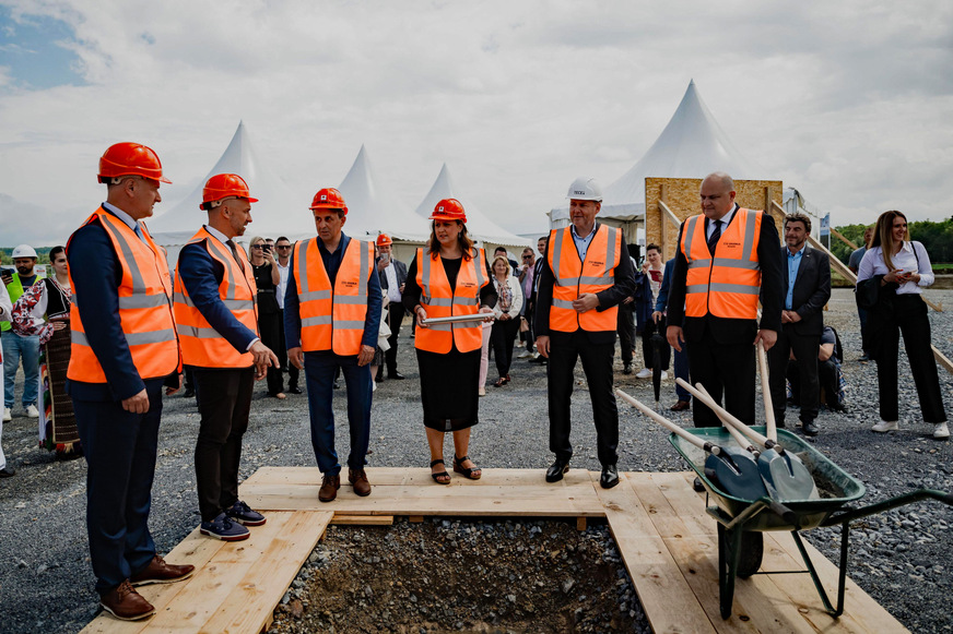 Vertreter der Regierung, der Stadtverwaltung und von Tece betten die Grundsteinurkunde ins Fundament ein.V.l.n.r.: der stellvertretende Präfekt der Gespanschaft Sisak-Moslavina Mihael Jurić, der kroatische Arbeitsminister Marin Piletić, der Geschäftsführer der Tece Industrial d.o.o. Alen Avdaković, die Bürgermeisterin der Stadt Novska Marija Kušmiš, Tece Vorstandsmitglied Dr. Michael Freitag und der kroatische Wirtschaftsminister Ante Šušnjar.