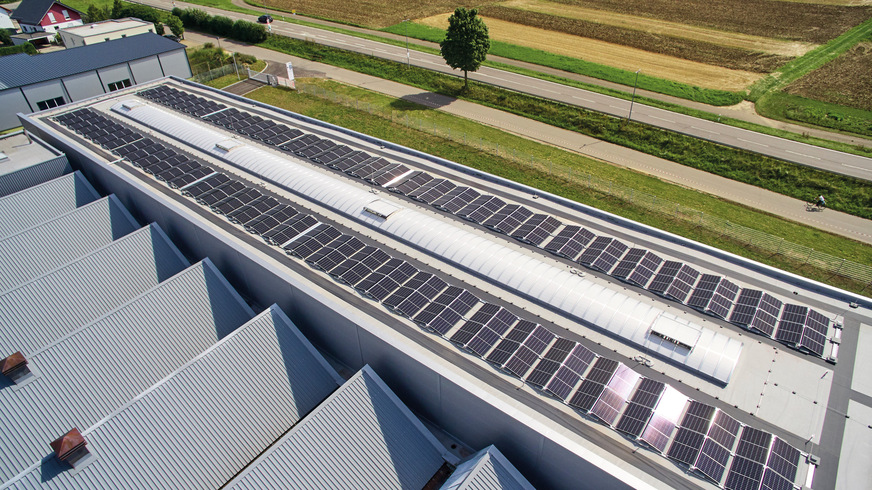 Bei der Planung von Industriedächern spielt die Integration von Photovoltaikanlagen eine zunehmend wichtige Rolle, nicht nur im Hinblick auf Energieeffizienz und Nachhaltigkeit, sondern auch hinsichtlich der funktionalen Sicherheit der Gebäude.