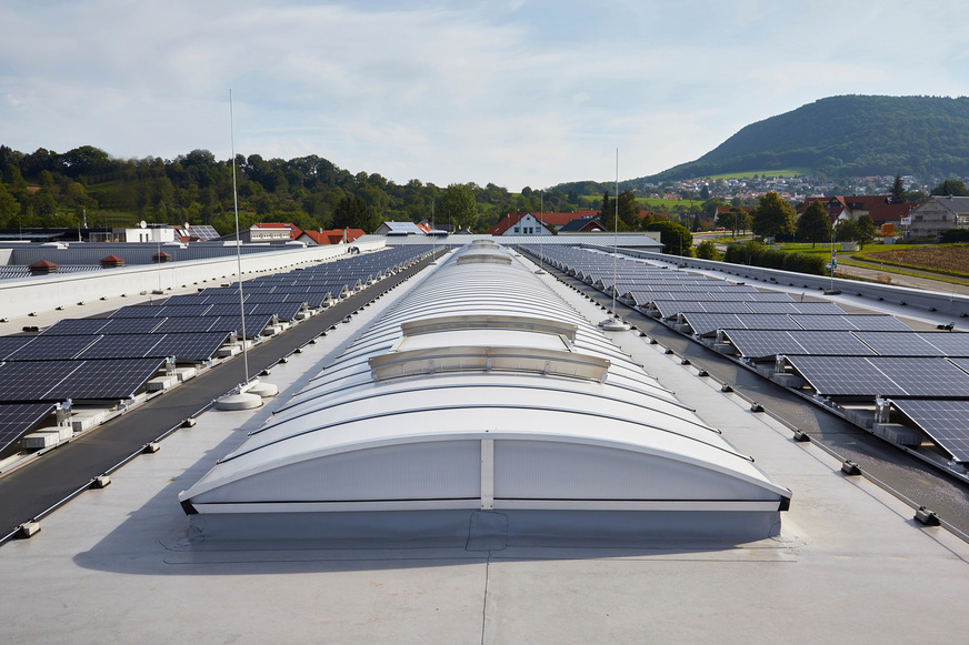 Insbesondere beeinflussen PV-Anlagen die Aerodynamik der natürlichen Rauch- und Wärmeabzugsgeräte (NRWG) auf dem Dach und können somit die aerodynamischen Werte (Aa-Werte) in Oberlichtern spürbar beeinflussen.