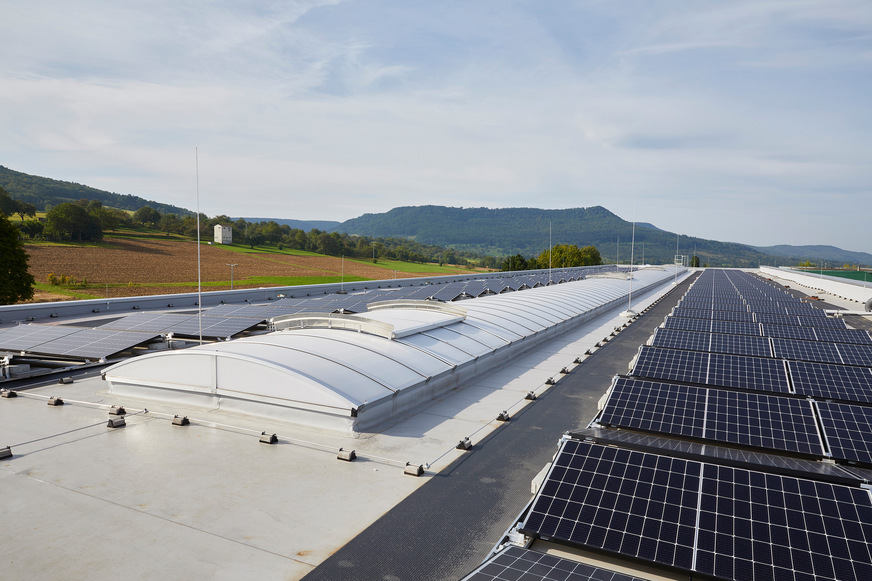 Diese basiert auf fundierten Prüfgrundlagen sowie Gutachten des renommierten Instituts für Industrieaerodynamik GmbH (I.F.I.). Sie berücksichtigt die spezifischen Eigenschaften und Einflüsse der Produkte von Kingspan Essmann, um eine praxisnahe und zuverlässige Planung zu gewährleisten.