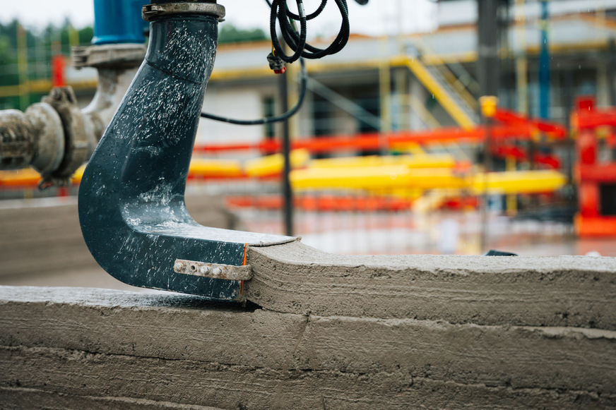 Gefer­tigt wird mit einer Geschwin­dig­keit von bis zu 10&nbsp;cm pro Sekunde und einer maxi­ma­len Leis­tung von 2,5&nbsp;m3 pro Stunde.