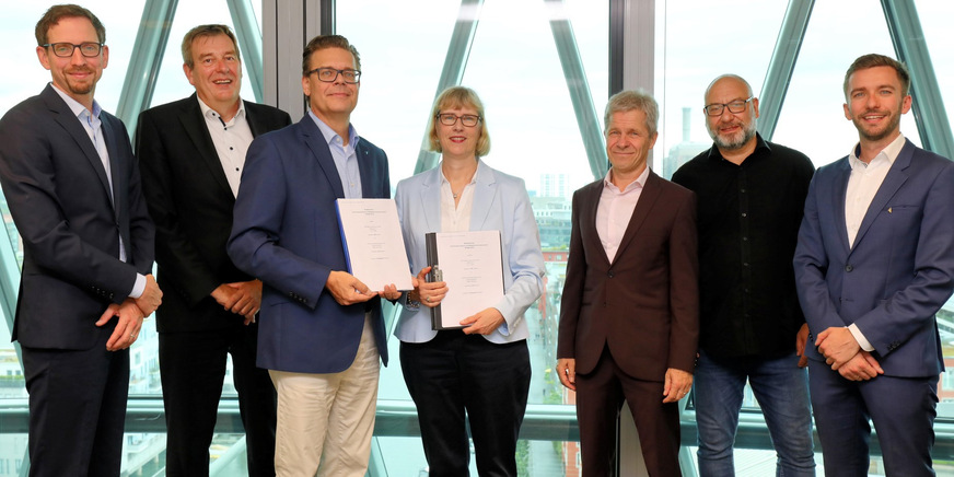 Die Unternehmensgruppe Nassauische Heimstätte und Daikin nach der Vertragsunterzeichnung (v.l.): Michael Mahlich (GF MET), Thorsten Becker (Daikin Airconditioning Germany), Martin Krutz (GF Daikin Airconditioning Germany), Monika Fontaine-Kretschmer (Technische GF NHW), Urban Keller (MET), Alexander Wagner (NHW), Thomas Gernert (Daikin Airconditioning Germany).