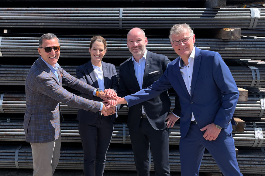 Besiegelten die Zusammenarbeit am Standort der Oventrop Energy & Network in Haiger. Von links nach rechts: Adel Hattab (CEO HögforsGST), Laura Peters (Oventrop), Michael Scheller (CCO Oventrop) und Rainer Klöckner (Geschäftsführer Oventrop Energy & Network).