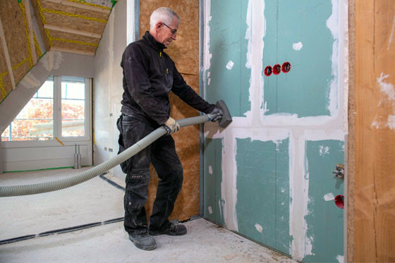 Tece: Hohlraumfreie Verfüllung einer beplankten Installationswand gemäß allgemeiner Bauartgenehmigung (aBG) mit einer mineralischen Einblasdämmung.