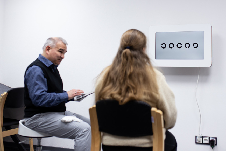 Bild 5 Claas Proske mit einer Patientin.