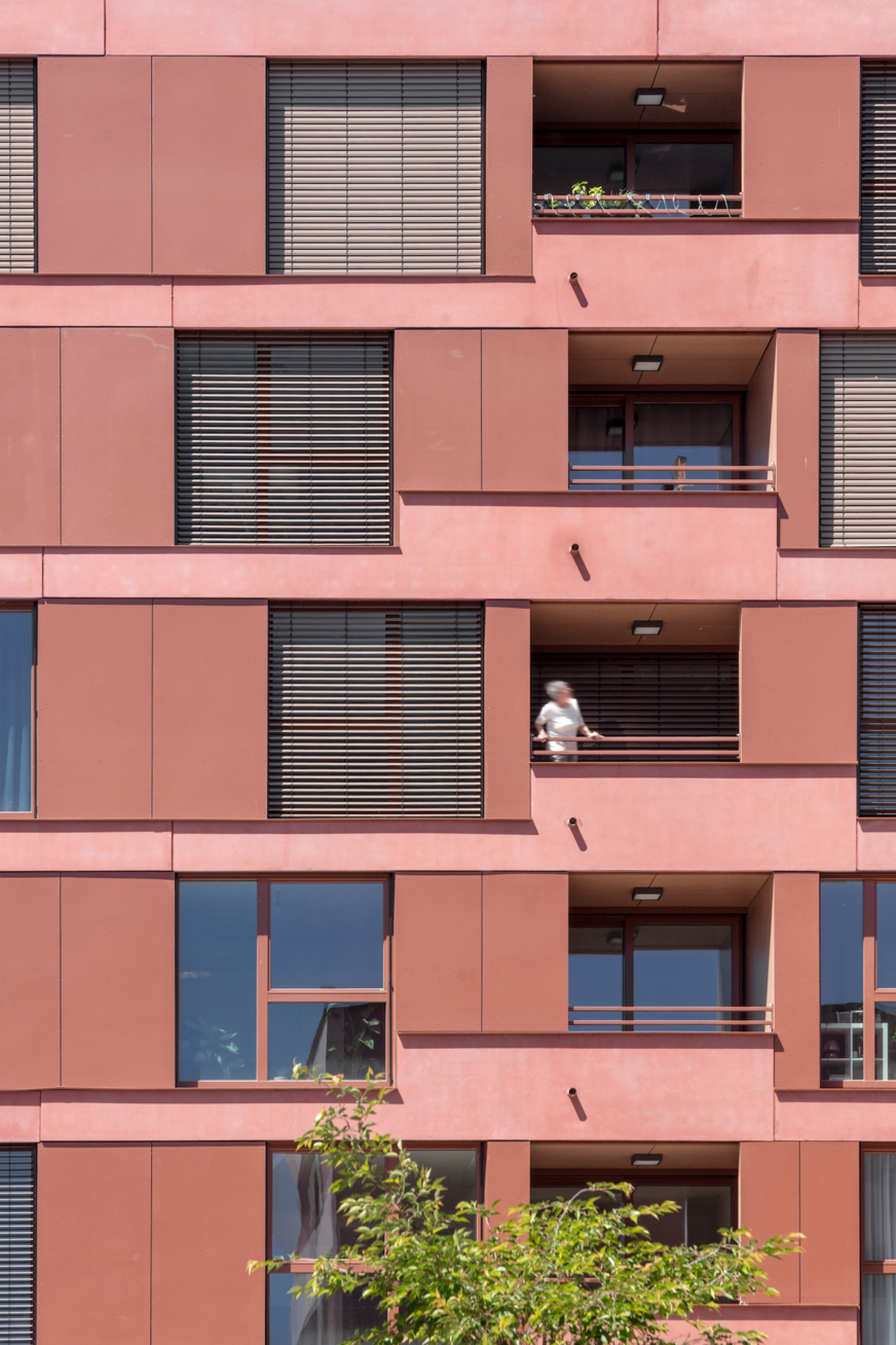 Bild 3 Für effektiven Sicht- und Sonnenschutz sorgt eine flexible Systemlösung von Somfy.