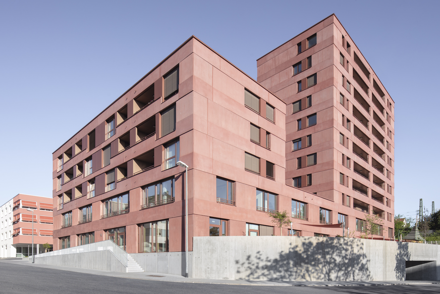 Bild 1 Das Ensemble des „Alten Milchhofs“ setzt mit der dynamischen Fassadengestaltung und der auffallenden Farbgebung einen markanten städtebaulichen Akzent.